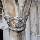 ...coronate da capitelli decorati con motivi vegetali